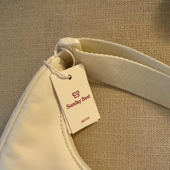 Aritzia Crescent Shoulder Bag - Picture 2 of 5